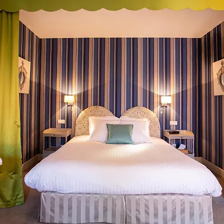 Le Square Hotel