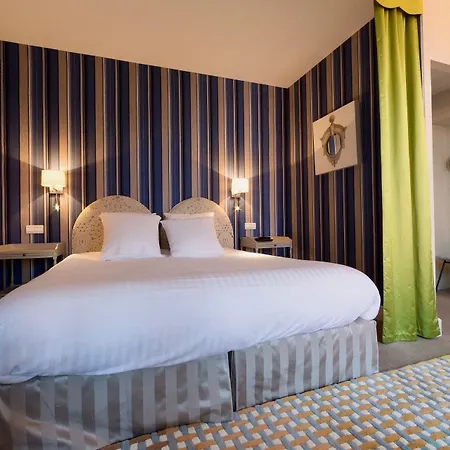 Le Square Отель